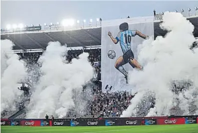  ?? ?? FACUNDO LUQUE
EN EL KEMPES, EL HOMENAJE DE TALLERES. Imponente la imagen de Maradona sobre la tribuna Roberto Gasparini.