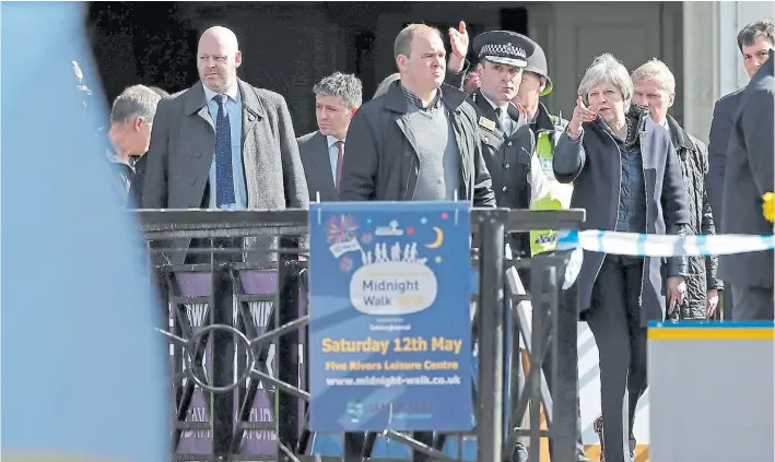  ?? AFP ?? En el lugar. La primera ministra británica Theresa May, ayer, durante una visita a la ciudad de Salisbury, en donde fueron envenenado­s Skripal y su hija Yulia, el domingo 4 de marzo.