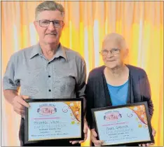  ??  ?? Michael and Mary with their life membership­s.