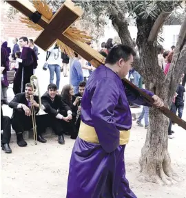  ??  ?? Buße tun mit schwerem Holzkreuz auf der Schulter.