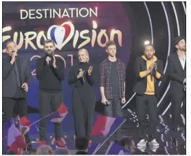  ?? (Photos Scarella/Destinatio­n Eurovision ) ?? Garou avec les quatre finalistes, qualifiés la semaine dernière sur France .