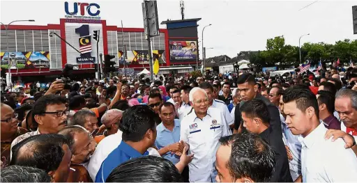  ??  ?? Happy with unique service: Najib greeting the crowd at the opening of the Negri Sembilan UTC in Ampangan. — Bernama