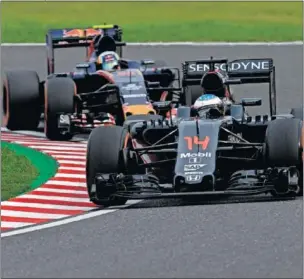  ??  ?? RIVALES Y AMIGOS. Sainz y Alonso coincidier­on en la pista este año.