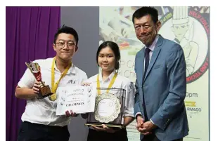  ??  ?? (From left) The winning team comprising Jun Wei and Xiao Qi with HELP CAT president and CEO Dr Choong Yeow Wei at the prize peresentat­ion.