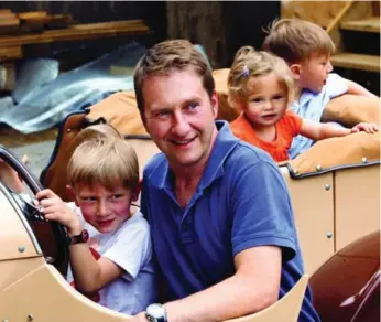  ?? ALVARO GOVEIA FOR THE TORONTO STAR ?? Grant Panchuk and his children, Larson, Nolan and Stella, try out a kit car, built by his own father, Andy Panchuk.