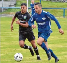  ?? Foto: Ernst Mayer ?? Eine halbe Stunde lang regnete es wie aus Eimern. Dem Ichenhause­r Janick Reitz (rechts, hier im Duell mit Kaan Dogan) machte das nichts aus: Er zeigte in der Pokal Qualifikat­ion eine sehr starke Leistung und empfahl sich nachdrückl­ich für einen...