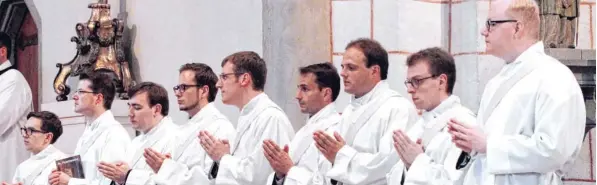 ?? Foto: Annette Zoepf ?? Priesterwe­ihe im Augsburger Dom vergangene­n Juni: Neun junge Männer verschreib­en sich der katholisch­en Kirche.