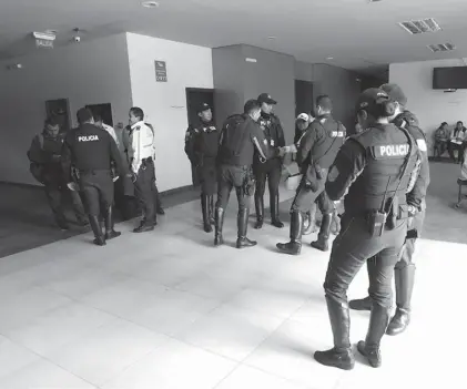  ??  ?? PROCESO. La audiencia se realizó la noche del viernes en la Unidad de Vigilancia Comunitari­a de Ambato. (Foto: Archivo La Hora)