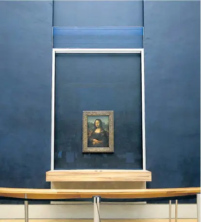  ??  ?? Auf sicherer Distanz dank vier Millimeter Glas: Die Gioconda lächelt im Louvre so verführeri­sch wie eh.