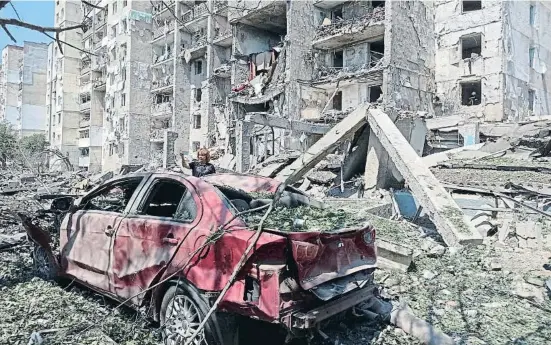  ?? SgenciEe / eeuters ?? La mayoría de las víctimas murieron en el ataque a un edificio de viviendas de nueve plantas en el pueblo costero de Serhiivka