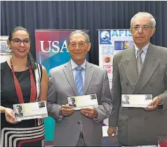  ??  ?? Evento. Representa­ntes de la USAM, AFISAL y Correos de El Salvador durante el lanzamient­o del sello en el Teatro Masferrer, de la USAM.