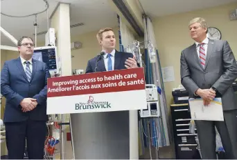  ??  ?? Le premier ministre Brian Gallant lors de la conférence de presse dans une salle de traumatolo­gie de l’Hôpital régional Dr-Everett-Chalmers de Fredericto­n. − Acadie Nouvelle: Mathieu Roy-Comeau