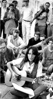  ?? 22.set.1967/AP Photo ?? Joan Baez toca violão na rua em San Francisco