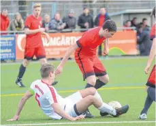  ?? FOTO: CHRISTIAN METZ ?? Jakub Jelonek (unten, gegen Harthausen­s Fabian Maier) und der SV Weingarten bekommen es mit dem FV Weiler zu tun.