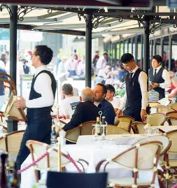  ??  ?? Ecatombe Camerieri tra i tavolini dei bar. ll crollo del turismo ricade sugli stagionali