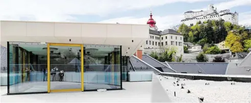  ?? BILD: SN/APA/BARBARA GINDL ?? Das neue Café im Salzburger Landesgeri­cht bietet ein schönes Salzburg-Panorama.