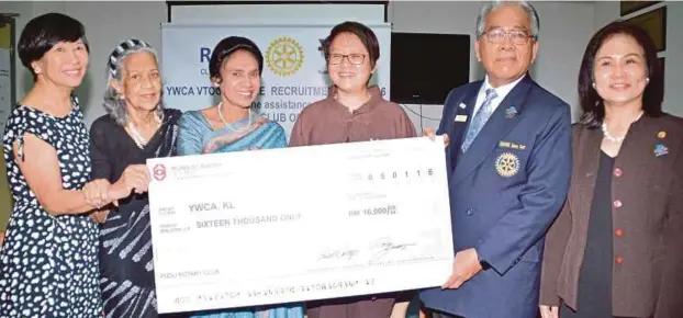  ??  ?? Presiden Rotary Club of Pudu, Datuk Muslim Ayob (dua dari kanan) menyerahka­n replika cek bernilai RM16,000 kepada Ramani (tiga dari kiri) pada Majlis Penyerahan cek dan lawatan ke Pusat Latihan Vokasional JWCA,
Kuala Lumpur.