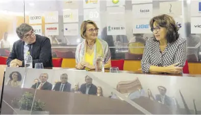  ?? DAMIÁN LLORENS ?? El presidente ejecutivo de la Fundación, Carlos Cabrera, junto a la rectora de la UJI, Eva Alcón, y Blanca Marín.