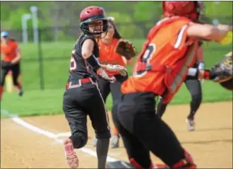  ?? SAM STEWART - DIGITAL FIRST MEDIA ?? Boyertown’s Lauren Ferguson gets caught in a rundown as Perkiomen Valley catcher Haley Almes prepares to throw to third baseman Ashley Bangert.