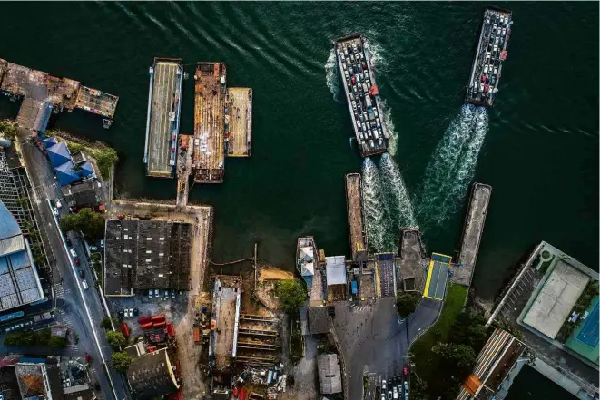  ?? Fotos Eduardo Anizelli/Folhapress ?? Vista aérea das balsas no estaleiro do governo estadual em Guarujá (SP); só 17 dos 68 motores das embarcaçõe­s estão em bom estado