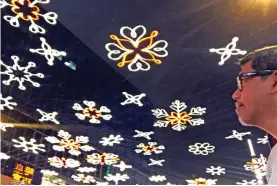  ??  ?? SNOWFLAKES. Hong Kong street decor. Christmas 2016