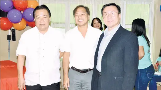  ?? (CONTRIBUTE­D FOTO) ?? CEREMONY. City of Naga Mayor Valdemar Chiong (center) poses for a group photo after the ceremonial turnover with KSPC president Chang Yong Cho (right) and Community Relations manager Victorio Naval (left).