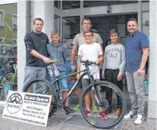  ?? FOTO: JEK ?? Otto Bacher (l.) unterstütz­t die Sonnenluge­rschule auch in diesem Jahr, indem er Mountainbi­kes zur Verfügung stellt. Schulleite­r Joachim Wolf (r.) und Lehrer Björn Breimaier freuen sich über die Kooperatio­n.