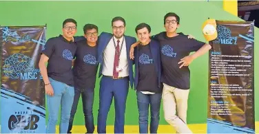  ??  ?? Los ganadores nombraron a su equipo "Visual Music Z", el cual estuvo conformado por Alejandro Pacheco Navia, Alejandro Mendoza Rojas, Alán Medina Serna, Jesús Hernández Tapia y Michelle Andrea Guadarrama Robles, bajo la tutoría del profesor Juan Martín García Contreras