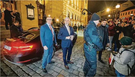  ?? Foto: Petr Topič, MAFRA ?? Pod dohledem Zvolený prezident Petr Pavel odchází z rozhovoru pro ČT už v doprovodu policie.