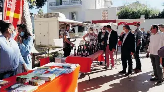  ??  ?? Au contact de chacun, un grand tour de marché où personne n’a était oublié