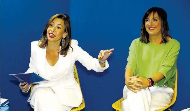  ?? JAIME GALINDO ?? Las candidatas del PP y del PSOE al Ayuntamien­to de Zaragoza, Natalia Chueca y Lola Ranera, durante el debate electoral organizado por EL PERIÓDICO.