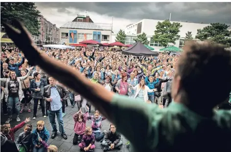  ?? RP-ARCHIVFOTO: RALPH MATZERATH ?? Bands wie die „Jim Button’s“locken bei „Langenfeld live“hunderte auf den Marktplatz. Die Konzertrei­he startet am 10. Juli.