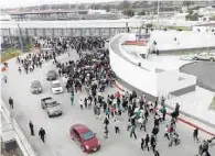  ??  ?? Éxodo. Cientos son las personas que han llegado hasta la garita peatonal El Chaparral en Tijuana.