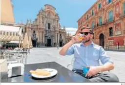  ?? EFE ?? Un hombre toma una cerveza en Murcia.