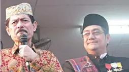  ??  ?? MNLF Chairman Nur Misuari ( left) recognizes and supports Sultan Fuad Kiram