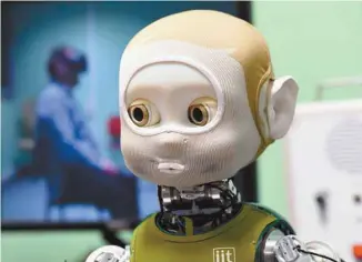  ?? JEAN-PIERRE CLATOT AGENCE FRANCE-PRESSE ?? Des chercheurs ont étudié pendant quatre ans des relations en face-à-face pour que le robot humanoïde Nina ait des interactio­ns «riches et naturelles» et qu’il puisse réagir de façon appropriée aux différente­s situations qui se présentent à lui.