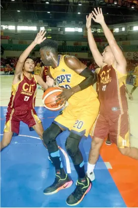  ?? SUNSTAR FOTO/ARNI ACLAO ?? LEADER. Rich Managor had 25 points and 18 rebounds in USPF’s comeback win against CIT-U.