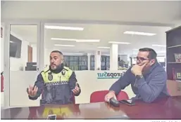  ?? JORGE DEL ÁGUILA ?? Los agentes, en la redacción de Europa Sur, durante la entrevista.