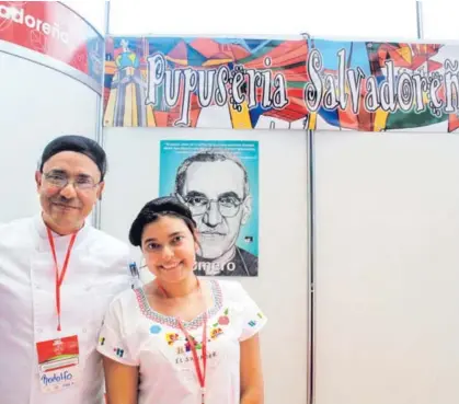  ?? LUCÍA SÁNCHEZ Y MARÍA LAURA MOLINA PARA LA NACIÓN ?? José Rodolfo Arévalo y su hija Gabriela participar­on en el Festival Gastronómi­co Integrate al sabor, en la Antigua Aduana, efectuado el fin de semana.