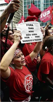  ?? Nelson Antoine/Folhapress ?? » NA RUA Ato na av. Paulista organizado por movimentos como MTST e siglas de esquerda acompanhou votação pela TV diante do escritório da Presidênci­a e fez críticas a Temer 171