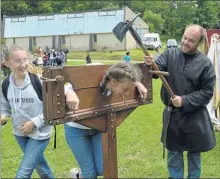  ??  ?? Même le carcan était d’époque pour cette jeune fille, qui ne le mérite certaineme­nt pas