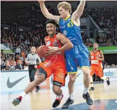  ?? FOTO: IMAGO ?? Neuzugang Jerrelle Benimon (li.) im Duell mit Scott Eatherton.