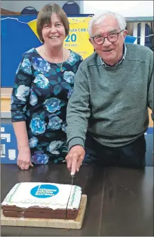  ?? ?? Iain Ritchie, chairman of Argyll and Bute Citizens Advice Bureau, and board member Elly Bittleston cut the celebratio­n cake.