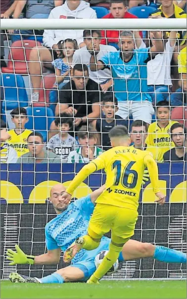  ?? ?? Álex Baena marcó tras rebotarle en balón en la rodilla.