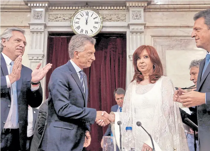  ?? Silvana colombo ?? Cristina saludó sin ningún entusiasmo y sin mirar a Macri; fue el momento más incómodo del traspaso presidenci­al