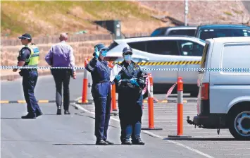  ?? Picture: GLENN FERGUSON ?? ON THE SCENE: Forensic police at Ritchie Blvd, Eastern Beach, yesterday.