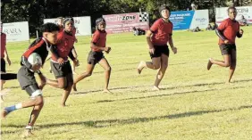  ?? Picture: SID PENNEY ?? ON THE MOVE: PJ Olivier Primary School player Ethan Carelse has ball in hand and heads for the Kingswood Junior School try line during the second day’s play of the Frans Erasmus U13 rugby and netball festival at PJ Olivier last Friday and Saturday. The 24th annual event attracted 22 primary and junior schools from across the Eastern Cape, including Komani (Queenstown), Qonce (King William’s Town), Gqeberha (Port Elizabeth), Port Alfred and Kenton-on-Sea.