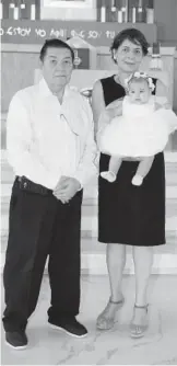  ??  ?? &gt; Miguel González e Hilda Margarita Sánchez, con su nieta.