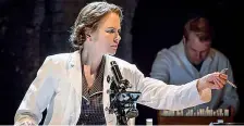  ??  ?? Intensa Nicole Kidman (48 anni) in «Photograph 51», lo spettacolo in scena a Londra. L’ultima performanc­e teatrale della diva premio Oscar risale al 1998