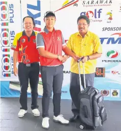  ??  ?? Bernard Yeo (centre) receives his prize from Misnu while MS3 Golf Sdn Bhd consultant Wilsen Leong looks on.